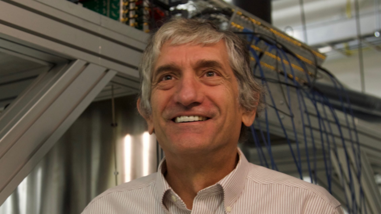 John M. Martinis: Ποιος είναι ο Ελληνοαμερικανός φυσικός που τιμήθηκε με Νόμπελ για την κβαντική επανάσταση