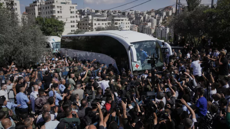 Δυτική Όχθη και Γάζα: Συγκίνηση κατά την υποδοχή των Παλαιστινίων κρατούμενων - Βίντεο