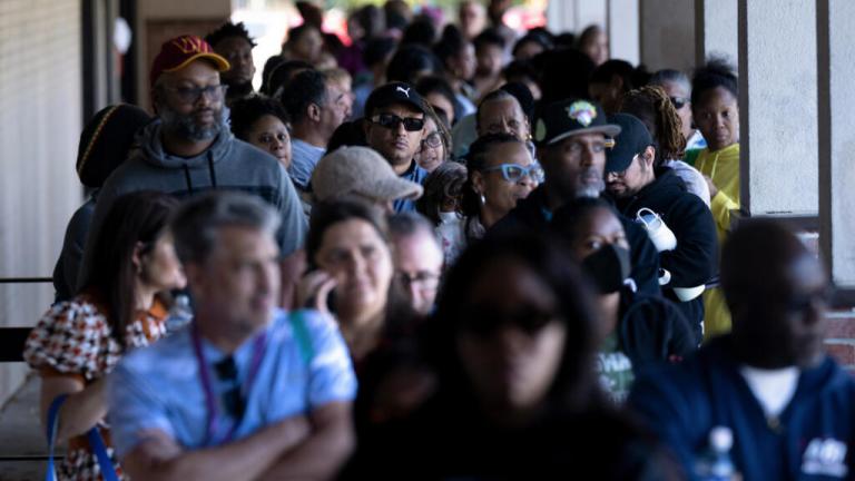 Η σκληρή πραγματικότητα του shutdown στις ΗΠΑ: Τεράστιες ουρές για δωρεάν φαγητό