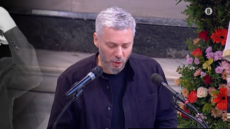 Αλκίνοος Ιωαννίδης στον επικήδειο για τον Διονύση Σαββόπουλο: «Χωρίς εσένα άλλο θα ήταν το τραγούδι μας, άλλοι θα ήμασταν κι εμείς»