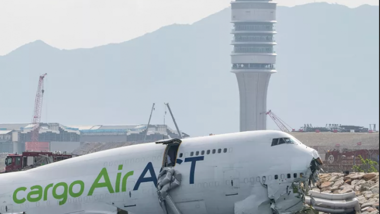 Χονγκ Κονγκ: Εμπορικό αεροσκάφος της Emirates γλίστρησε από το διάδρομο και έπεσε στη θάλασσα - Δύο νεκροί