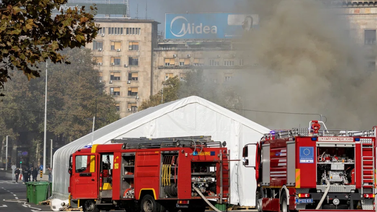 Βελιγράδι: Πυροβολισμοί και φωτιά έξω από το κοινοβούλιο της Σερβίας