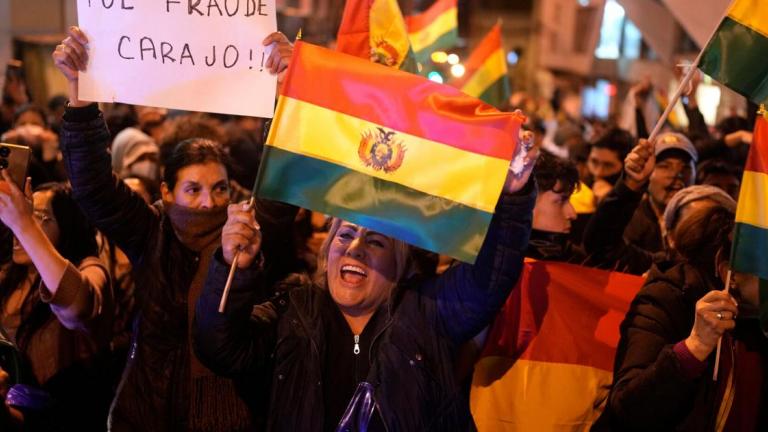 Βολιβία: Εκατοντάδες διαδηλώνουν εναντίον της εκλογής του κεντροδεξιού Ροδρίγο Πας