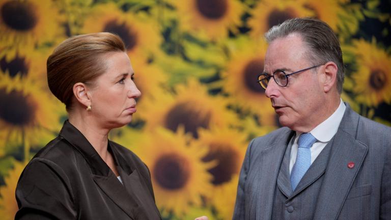 Η πρωθυπουργός της Δανίας, Μέτε Φρέντερικσεν με τον πρωθυπουργό του Βελγίου, Μπαρτ Ντε Βέβερ, πριν από τη σύνοδο της Ευρωπαϊκής Πολιτικής Κοινότητας (EPC) στην Κοπεγχάγη της Δανίας 