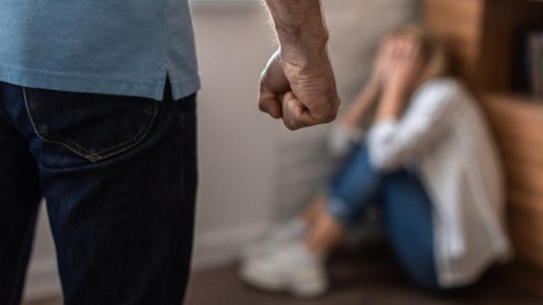 Ενδοοικογενειακή βία