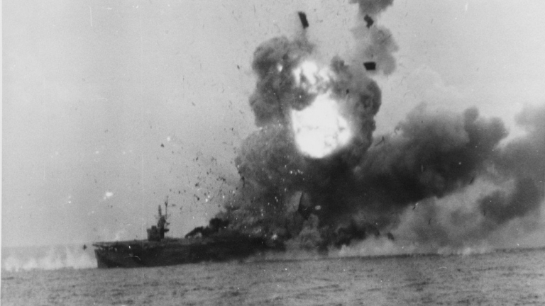 25 Οκτωβρίου 1944: Στην αεροναυμαχία του κόλπου Λέϋτε στις Φιλιππίνες η πρώτη οργανωμένη επίθεση των καμικάζι εναντίον αμερικανικών πλοίων