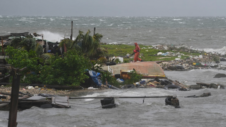 Τζαμάικα: Ο τυφώνας Melissa σαρώνει τη χώρα με ανέμους 300 χλμ/ώρα - Έχουν πλημμυρίσει δρόμοι, γέφυρες και κτίρια
