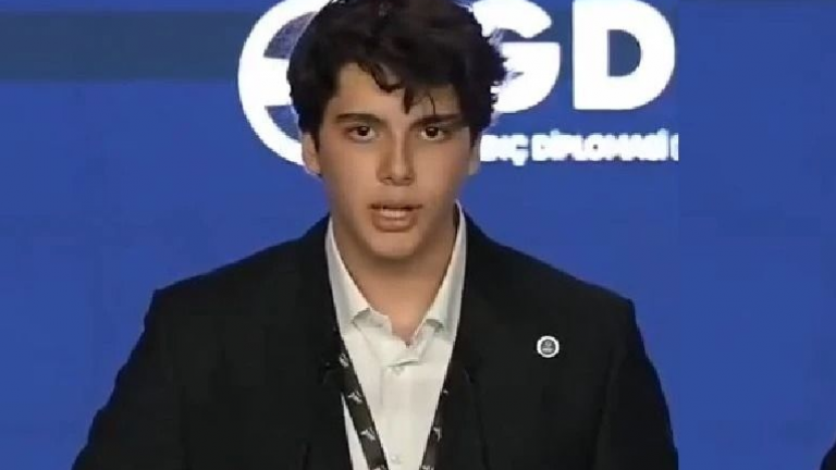 Ο 18χρονος εγγονός του Ερντογάν προκαλεί πολιτικές συζητήσεις για το μέλλον