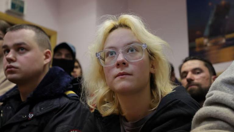 Ρωσία: Ένοχη 18χρονη μουσικός του δρόμου για «δυσφήμιση» του στρατού - Γιατί εξόργισε το Κρεμλίνο