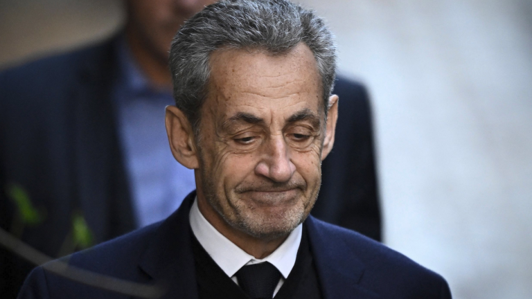 Ο Σαρκοζί στη φυλακή: Υπό 24ωρη προστασία ο πρώην πρόεδρος - Δέχεται απειλές 