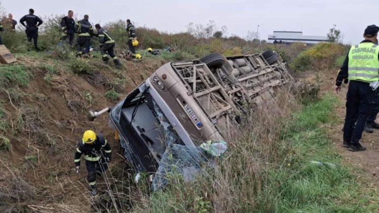 Σερβία: Τρεις νεκροί και δεκάδες τραυματίες από ανατροπή λεωφορείου