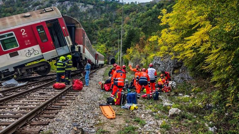 Σλοβακία: 66 τραυματίες από τη σύγκρουση τρένων – Εκτροχιάστηκε μηχανή και βαγόνι