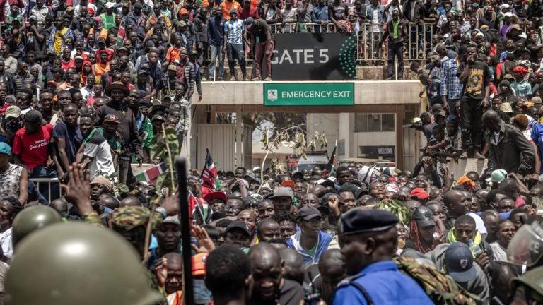 Νεκροί σε νέο μακελειό στην Κένυα: Ποδοπατήθηκαν στην κηδεία ηγέτη της αντιπολίτευσης – Η αστυνομία άνοιξε πυρ