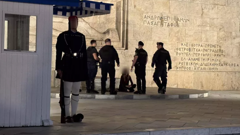 Σύνταγμα: Προσαγωγή γυναίκας στο Μνημείο του Αγνωστου Στρατιώτη