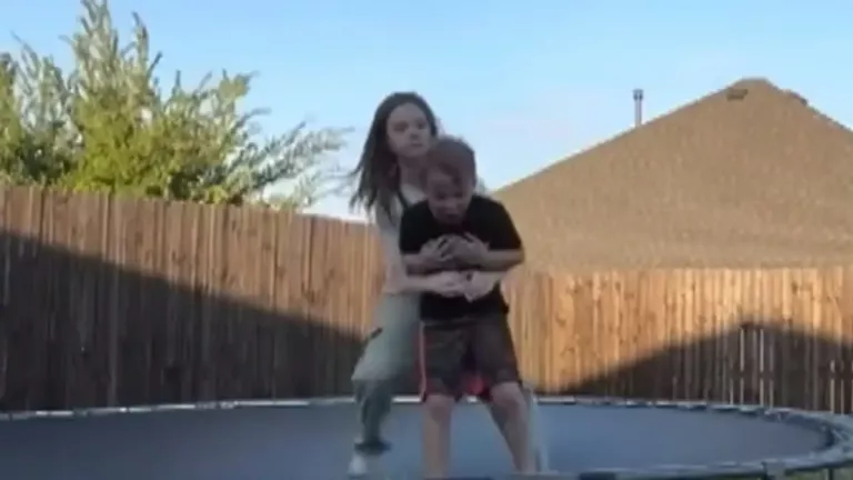  με τη στιγμή που 10χρονη σώζει από πνιγμό τον 7χρονο αδερφό της