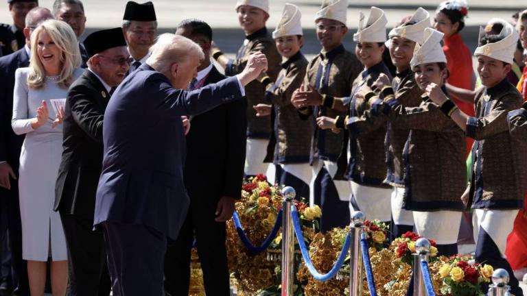 Εμπορικές συμφωνίες, επενδύσεις και χορός στην επίσκεψη Τραμπ στη Μαλαισία