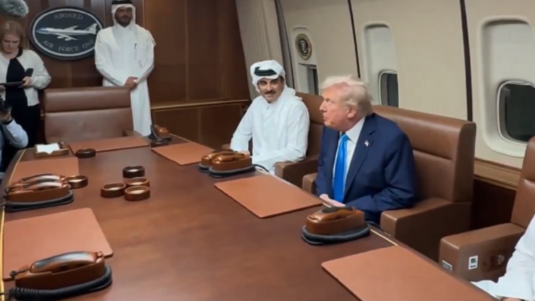 Ο πρόεδρος των ΗΠΑ Ντόναλντ Τραμπ συναντήθηκε σήμερα, μέσα στο προεδρικό αεροσκάφος, με τον εμίρη του Κατάρ και τον πρωθυπουργό της χώρας, με τους οποίους συζήτησε την εύθραυστη εκεχειρία στη Λωρίδα της Γάζας.