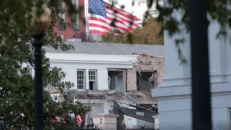 Ο Τραμπ κατεδαφίζει τμήμα του Λευκού Οίκου για να φτιάξει... αίθουσα δεξιώσεων