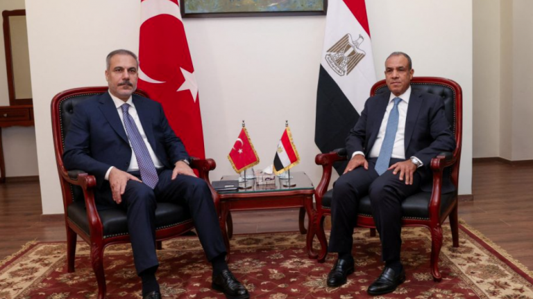 Ο υπουργός Εξωτερικών της Αιγύπτου, Μπαντρ Αμπντελάτι με τον Τούρκο ομόλογό του Χακάν Φιντάν