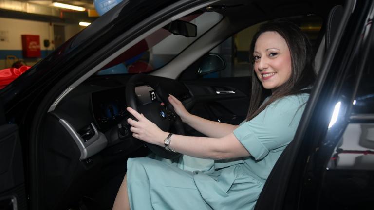 Η νικήτρια Α. Δημητρίου με το αυτοκίνητο που κέρδισε στον διαγωνισμό για τα 5 χρόνια του live casino του Pamestoixima.gr