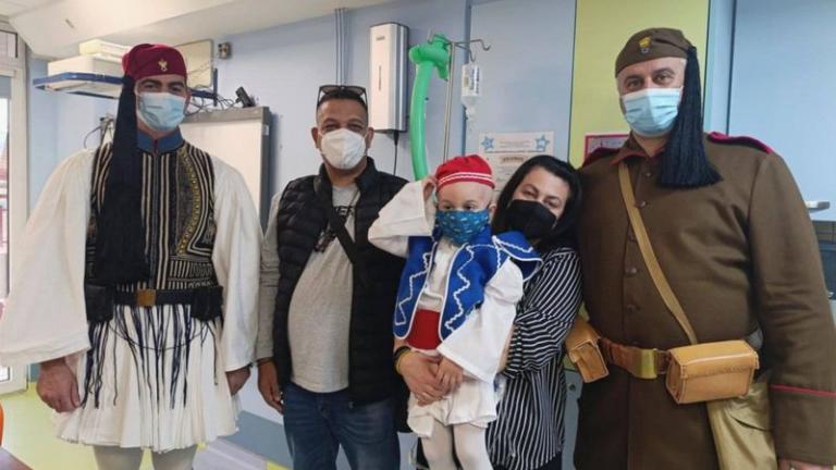 Ο Σύλλογος Ευζώνων Προεδρικής Φρουράς επισκέφθηκε έναν μικρό Εύζωνα στο Ιπποκράτειο Γενικό Νοσοκομείο Θεσσαλονίκης