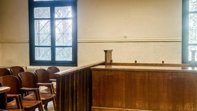 αιθουσα δικαστηριου 