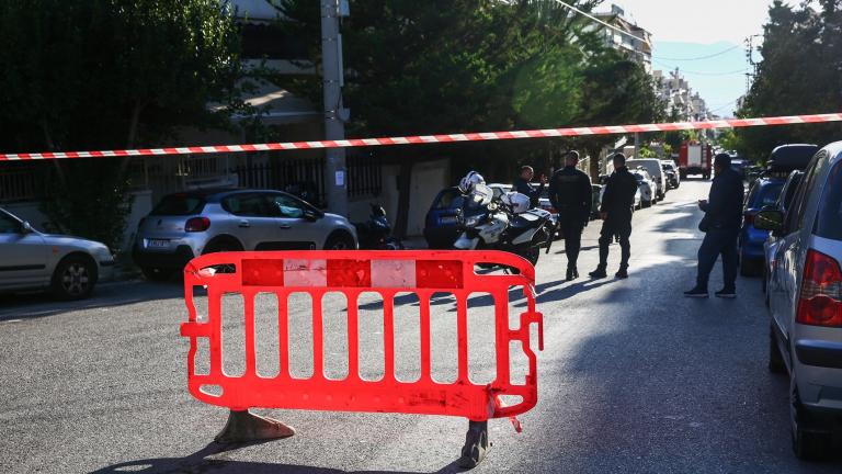 Φωτιά σε όχημα σωφρονιστικού υπαλλήλου στη Νίκαια - Το ΤΕΕΜ εντόπισε χειροβομβίδα