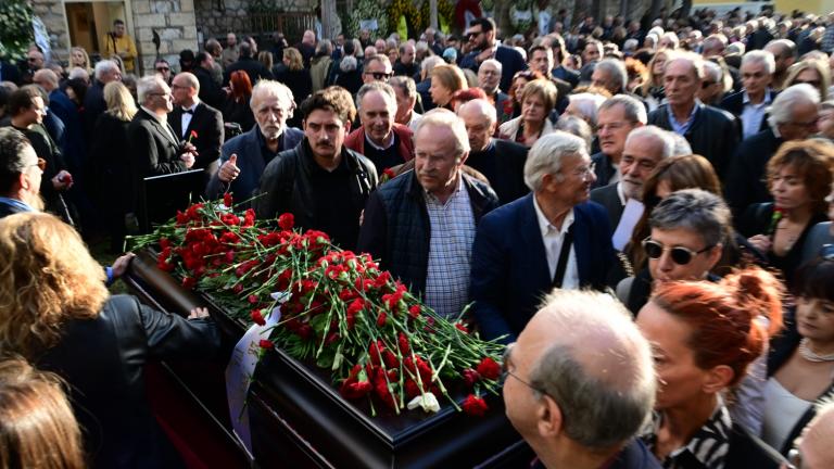 Σε κλίμα συγκίνησης το τελευταίο αντίο στον Αλέκο Φλαμπουράρη