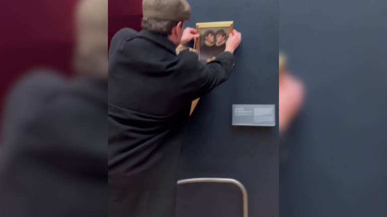 Παρίσι: Βέλγοι TikTokers ξεγέλασαν την ασφάλεια του Λούβρου, κρέμασαν ανενόχλητοι τον δικό τους πίνακα κοντά στη Μόνα Λίζα