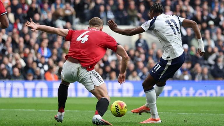 Premier League: Ο Ντε Λιχτ κράτησε όρθια τη Γιουνάιτεντ!