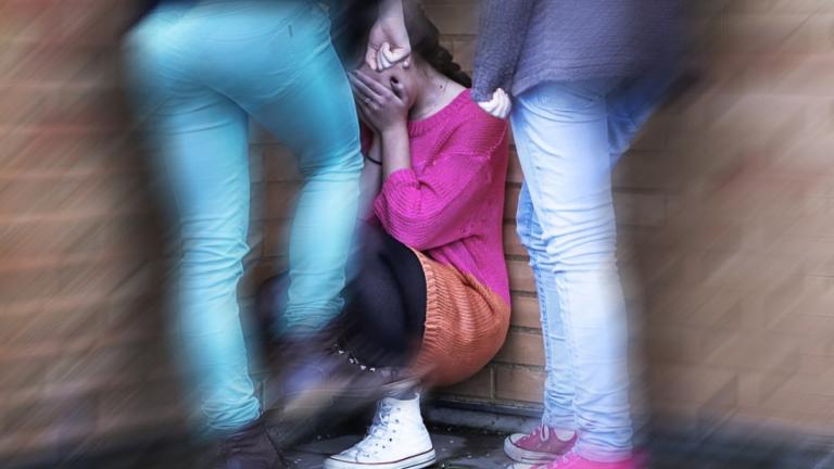 βια ανηλικων κοριτσια