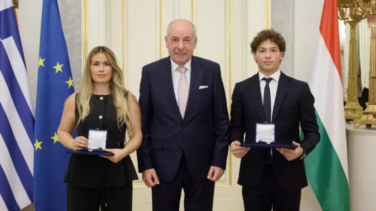 Ουγγαρία: Ο πρόεδρος βράβευσε τον 21χρονο Αναστάσιο Γκαρίπη - Είχε διασώσει πατέρα και κόρη στη θάλασσα