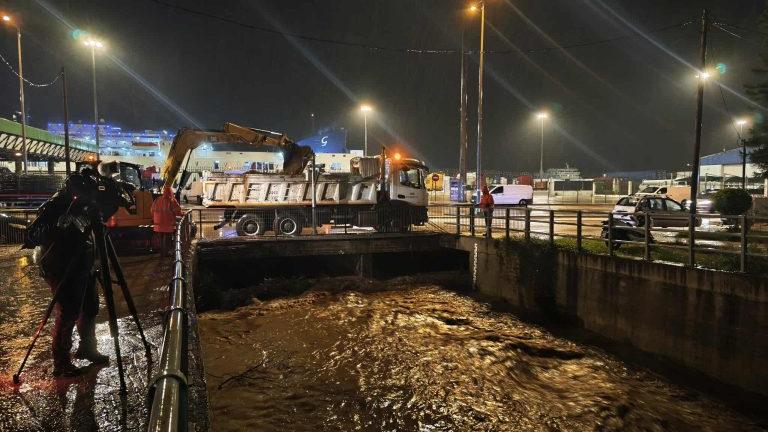 Κακοκαιρία στην Ήπειρο: Δρόμοι χείμαρροι στην Ηγουμενίτσα – Φόβοι για υπερχείλιση του ποταμού Στρούγγα