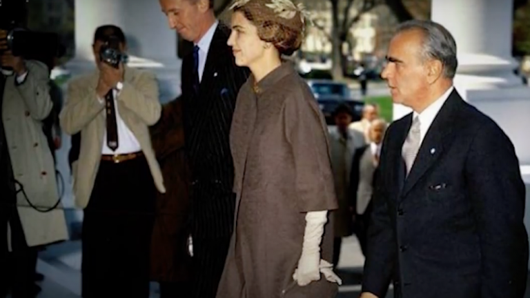 Η συνάντηση του Κωνσταντίνου Καραμανλή και της συζύγου του με Κένεντι και Τζάκι τo 1961 - Δείτε ΒΙΝΤΕΟ