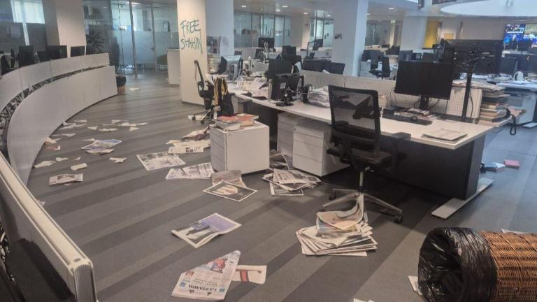 Τορίνο: Eισβολή διαδηλωτών και βανδαλισμοί στα γραφεία της εφημερίδας La Stampa