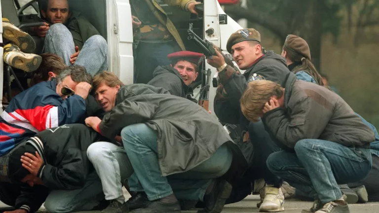 Σοκαριστικές αποκαλύψεις για τον πόλεμο στο Σαράγεβο: Τουρίστες ταξίδευαν επί πληρωμή, για να κάνουν «ανθρώπινο σαφάρι»