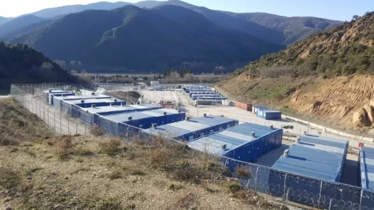 Σέρρες: Εξέγερση στη δομή μεταναστών στο Κλειδί – 20 προσαγωγές, δύο τραυματίες αστυνομικοί