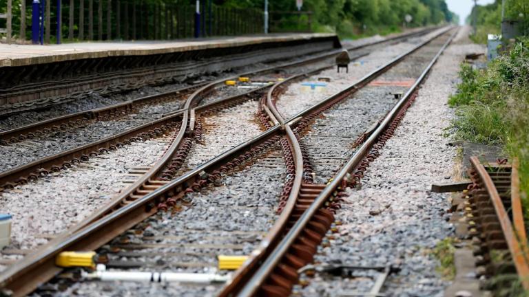 Ουαλία: Εκτροχιασμός τρένου στην Κάμπρια – Μεγάλη κινητοποίηση σωστικών συνεργείων