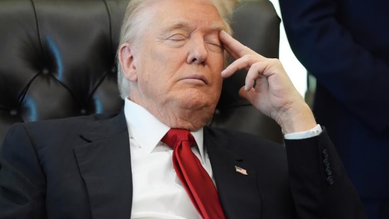 Τραμπ: Τον πήρε ο... ύπνος στο Οβάλ Γραφείο - Viral το βίντεο