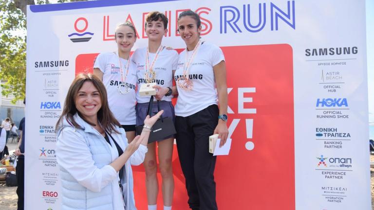 Η Chief People Officer του ΟΠΑΠ, Αιμιλία Στέλιαρου, βραβεύει τις νικήτριες της ηλικιακής κατηγορίας 20-29 ετών