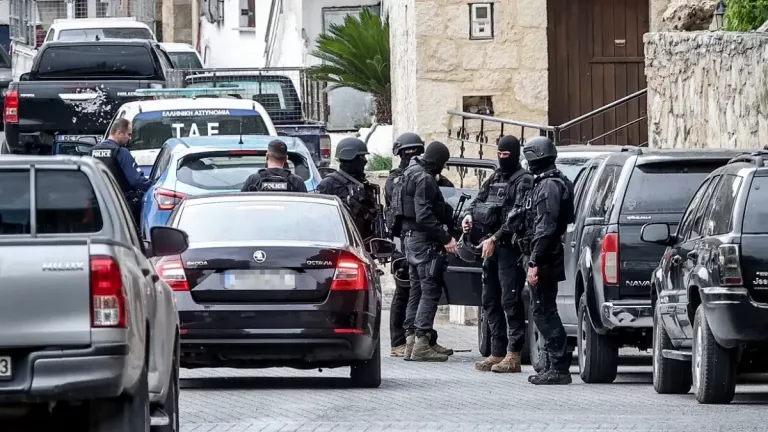 Θρίλερ στα Βορίζια: Ταυτοποιήθηκε το άτομο που έβαλε βόμβα στο σπίτι πριν το μακελειό – «Δεν πυροβόλησα», λέει ο συλληφθείς