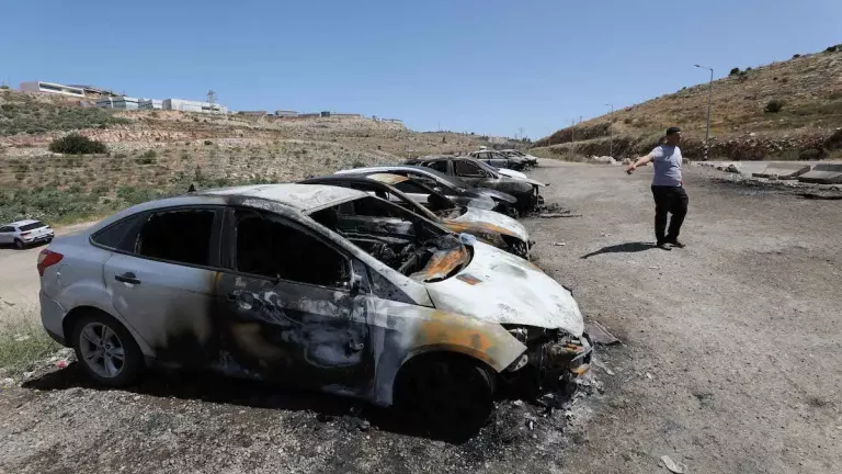 Δυτική Όχθη: Ισραηλινοί έποικοι έκαψαν σπίτια και οχήματα Παλαιστινίων σε χωριό της Βηθλεέμ