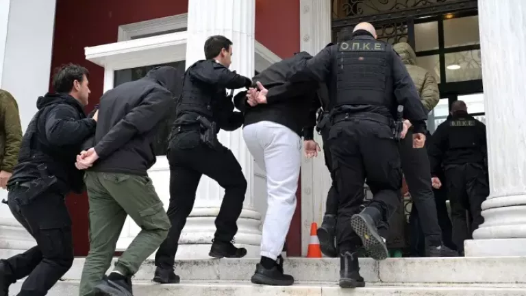 Χαλκίδα: Ενώπιον εισαγγελέα και ανακριτή οι επτά συλληφθέντες για τη φονική συμπλοκή με το νεκρό 20χρονο