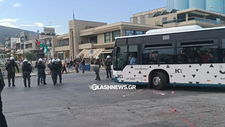 Αντισημιτικό επεισόδιο στα Χανιά: Διαδηλωτές πέταξαν μπογιές σε λεωφορεία με Ισραηλινούς τουρίστες