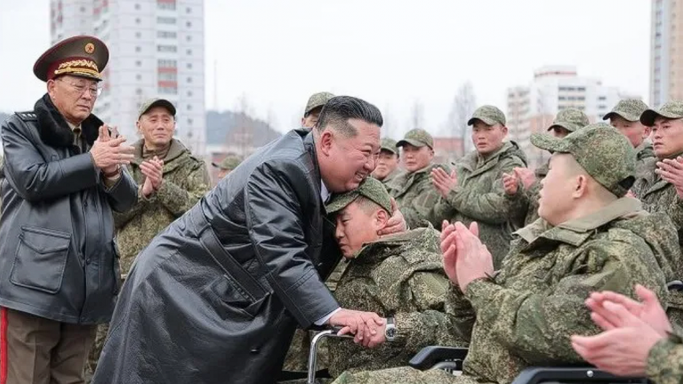 κιμ με στρατιωτες που εστάλησαν στην Ρωσία