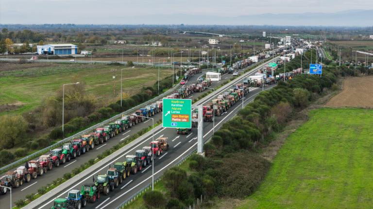 Αποφασισμένοι να κλιμακώσουν μπλόκα και αποκλεισμούς οι αγρότες — Ανοιχτή σε διάλογο η κυβέρνηση, λέει ο Κυριάκος Μητσοτάκης