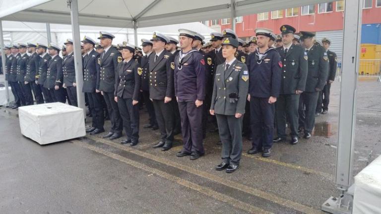 Φ/Γ «ΚΙΜΩΝ»: Τι δουλειά έχουν οι «χακί» στολές μεταξύ των κλασικών ναυτικών στολών του πληρώματος; 