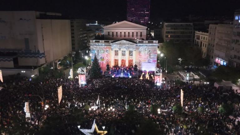 Christmas mode με Λένα Ζευγαρά στον Πειραιά – Εκρηκτική συναυλία, εντυπωσιακά πυροτεχνήματα και 120.000 λαμπιόνια