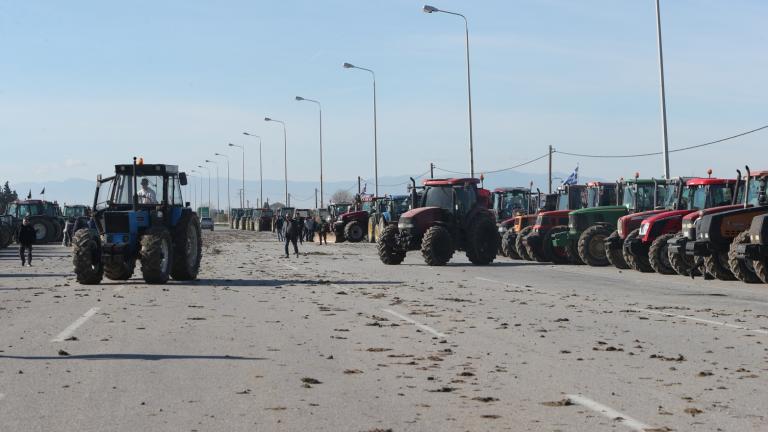 Αγροτικά μπλόκα: Έκλεισε η εθνική οδός και στα δύο ρεύματα στο ύψος των Μαλγάρων