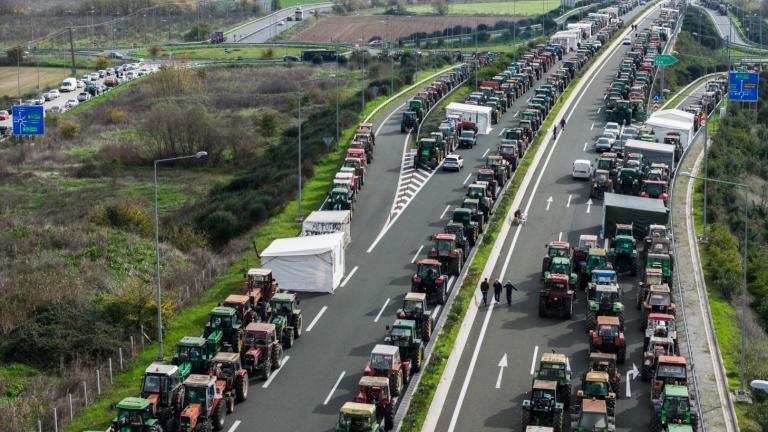 Σε κλοιό αγροτικών μπλόκων η χώρα: Πάνω από 4.000 τρακτέρ στη Θεσσαλία, νέο μπλόκο σήμερα στα Τρίκαλα